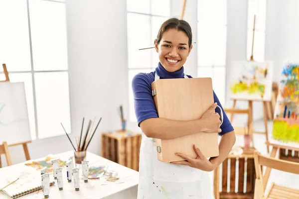 Giovane Donna Latina Sorridente Fiducioso Abbracciare Disegnare Valigetta Studio Arte — Foto Stock