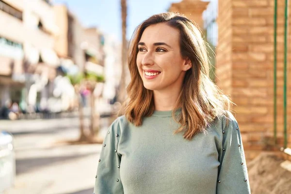 Mujer Joven Sonriendo Confiada Pie Calle — Foto de Stock