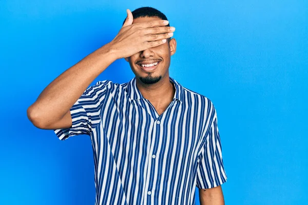 Ein Junger Afrikanisch Amerikanischer Mann Lässiger Kleidung Lächelt Und Lacht — Stockfoto
