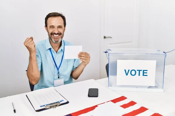 Middelbare Leeftijd Man Met Baard Stemmen Putting Envelop Stembus Schreeuwen — Stockfoto