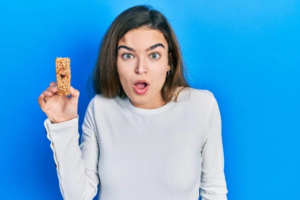 Young Caucasian Girl Eating Protein Bar Healthy Energy Snack Scared — Stock Photo, Image