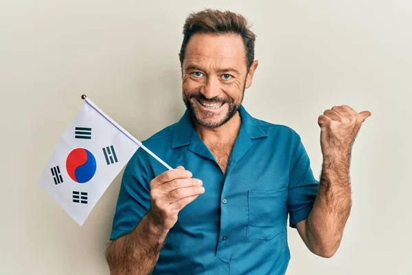 Muž Středního Věku Držící Jižní Korejskou Vlajku Ukazující Palcem Nahoru — Stock fotografie