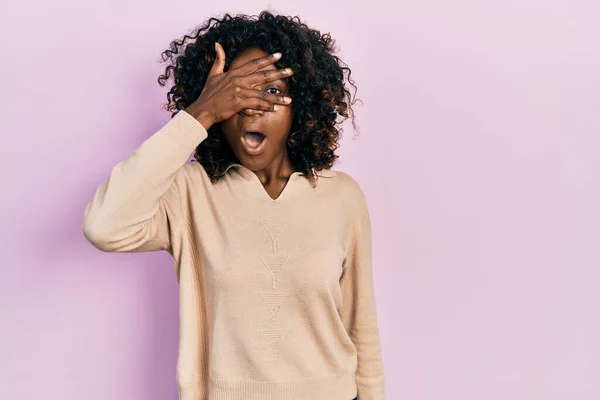 Jonge Afrikaanse Amerikaanse Vrouw Dragen Casual Kleding Gluren Shock Bedekking — Stockfoto