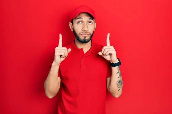 Homem Hispânico Com Barba Vestindo Uniforme Entrega Boné Apontando Para — Fotografia de Stock