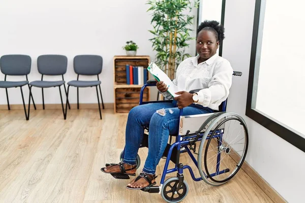 Ung Svart Kvinna Sitter Rullstol Väntrummet Leende Tittar Sidan Och — Stockfoto