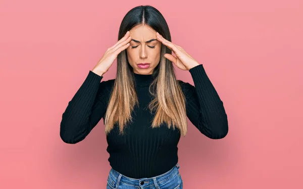 Jonge Latijns Amerikaanse Vrouw Draagt Casual Kleding Met Hand Hoofd — Stockfoto