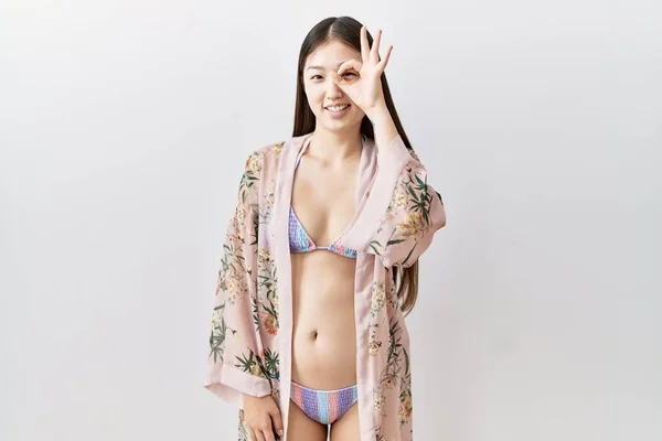 Jonge Aziatische Vrouw Dragen Bikini Een Bloemenkimono Doet Gebaar Met — Stockfoto