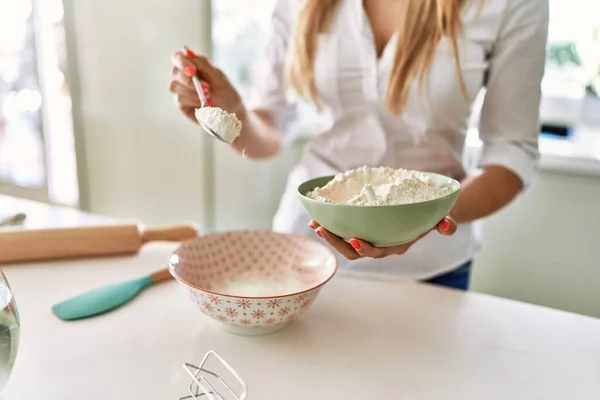 Ung Blond Kvinna Hälla Mjöl Skål Köket — Stockfoto