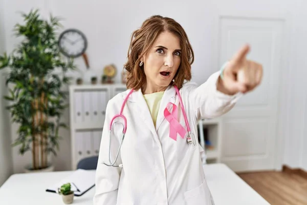 Médico Mediana Edad Mujer Con Cinta Cáncer Rosa Uniforme Apuntando —  Fotos de Stock