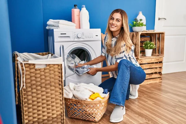 Jonge Blonde Vrouw Glimlachen Zelfverzekerde Wassen Kleding Wasruimte — Stockfoto