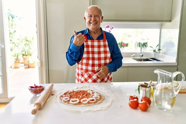 Hombre Mayor Con Pelo Gris Cocinando Pizza Cocina Casera Sonriendo —  Fotos de Stock