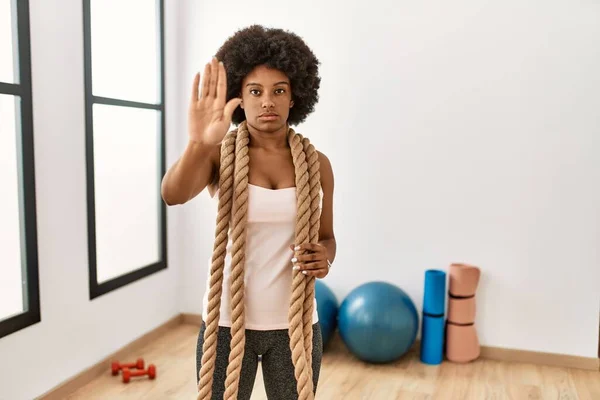 Joven Mujer Afroamericana Con Pelo Afro Gimnasio Entrenando Con Cuerdas —  Fotos de Stock