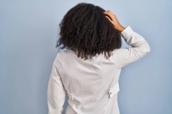 Giovane Donna Afroamericana Vestita Medico Uniforme Stetoscopio All Indietro Pensando — Foto Stock