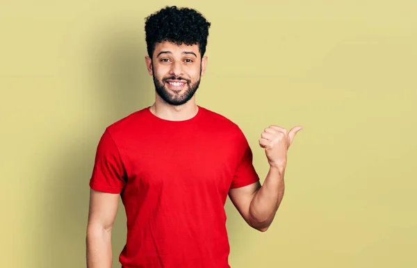 Jonge Arabische Man Met Baard Casual Rood Shirt Glimlachend Met — Stockfoto