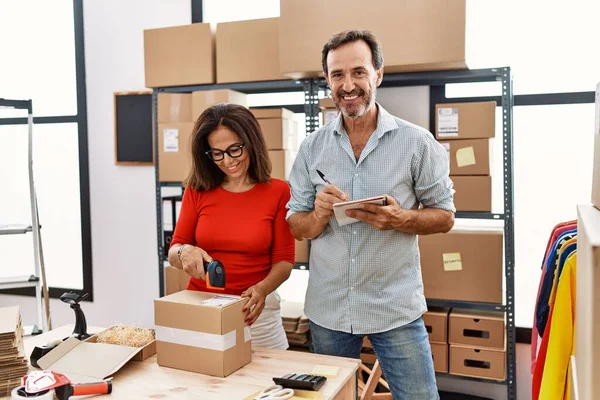 Medelålders Man Och Kvinna Affärspartners Skriver Bärbar Skanning Etikett Paket — Stockfoto