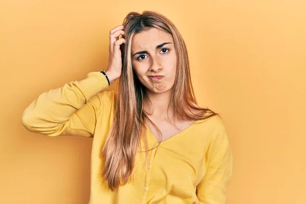 Mulher Hispânica Bonita Vestindo Camisola Amarela Casual Preocupado Estressado Sobre — Fotografia de Stock