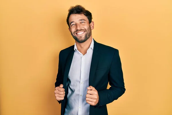 Homem Bonito Com Barba Vestindo Terno Negócios Segurando Jaqueta Sorrindo — Fotografia de Stock