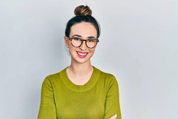 Junges Hispanisches Mädchen Lässiger Kleidung Und Brille Mit Glücklichem Gesicht — Stockfoto