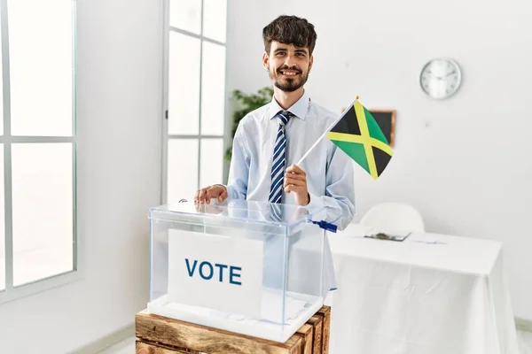 Mladý Hispánský Volič Držící Jamajskou Vlajku Volební Škole — Stock fotografie