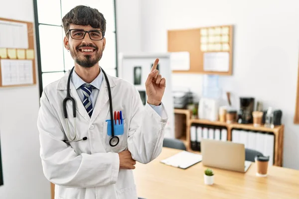 Sakallı Doktor Üniforması Giyen Yüzünde Kocaman Bir Gülümsemeyle Ofiste Kameraya — Stok fotoğraf