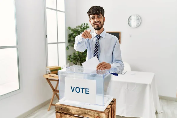 Homme Hispanique Avec Vote Barbe Mettant Enveloppe Dans Urne Pointant — Photo