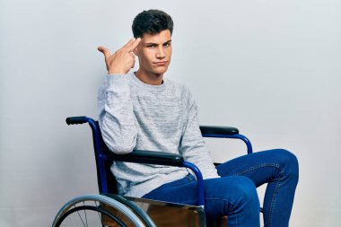 Tekerlekli sandalyede oturan İspanyol genç adam kendini vuruyor ve öldürüyor. Elini ve parmaklarını silah gibi kullanıyor. İntihar hareketi.. 