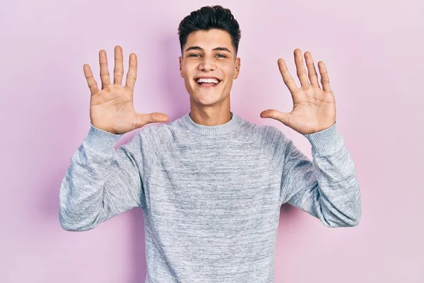 Junger Hispanischer Mann Lässiger Kleidung Zeigt Mit Finger Nummer Zehn — Stockfoto