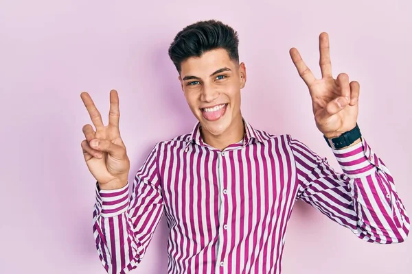 Jovem Hispânico Vestindo Roupas Casuais Sorrindo Com Língua Para Fora — Fotografia de Stock