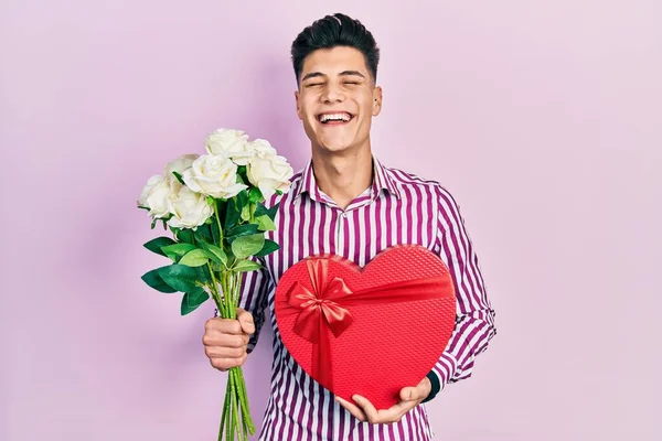 Jovem Hispânico Homem Segurando Presente Aniversário Buquê Flores Sorrindo Rindo — Fotografia de Stock
