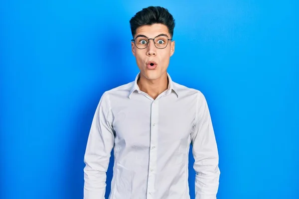 Junger Hispanischer Mann Lässiger Kleidung Und Brille Erschrocken Und Erstaunt — Stockfoto