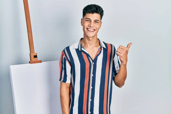 Jovem Hispânico Perto Tela Vazia Sorrindo Com Rosto Feliz Olhando — Fotografia de Stock