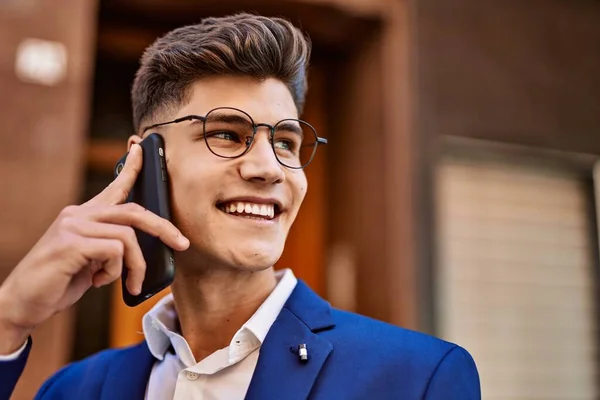 Jovem Falando Smartphone Vestindo Terno Óculos Rua — Fotografia de Stock