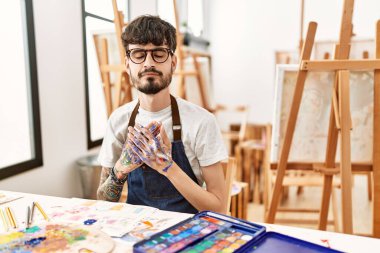 Resim stüdyosunda sakallı, elleri göğsünde, gözleri kapalı ve yüzünde minnet ifadesi olan İspanyol bir adam. sağlık kavramı. 