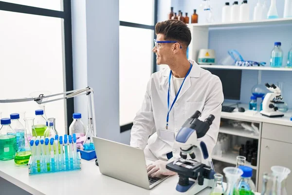 Jovem Hispânico Vestindo Uniforme Cientista Usando Laptop Laboratório — Fotografia de Stock