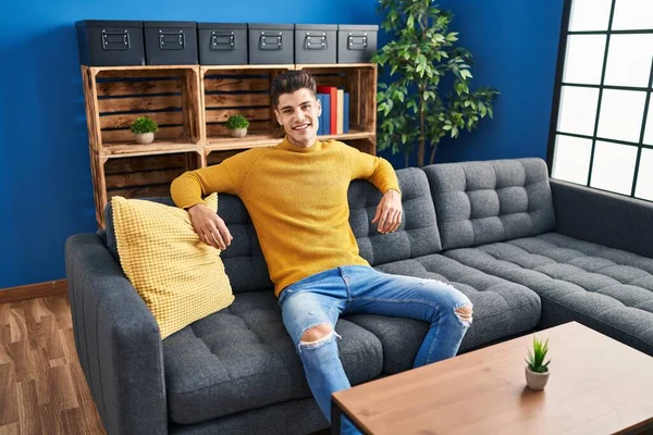 Junger Hispanischer Mann Lächelt Selbstbewusst Auf Sofa Hause — Stockfoto