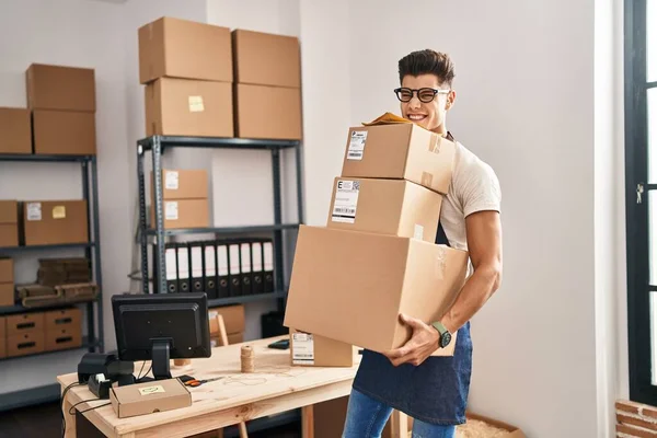 Giovane Uomo Ispanico Commerce Business Worker Holding Pacchi Ufficio — Foto Stock