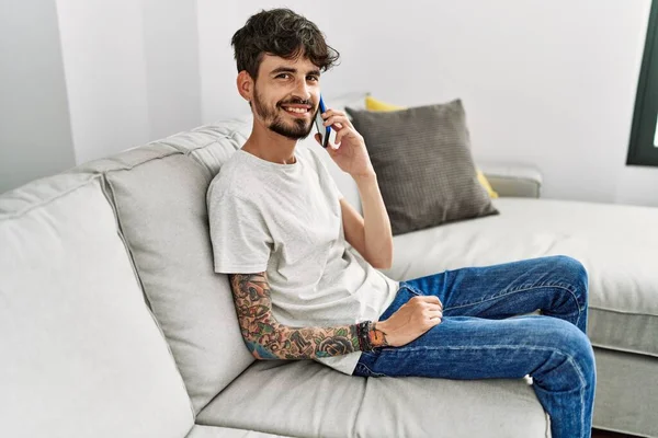 Junger Hispanischer Mann Sitzt Mit Smartphone Hause Auf Dem Sofa — Stockfoto