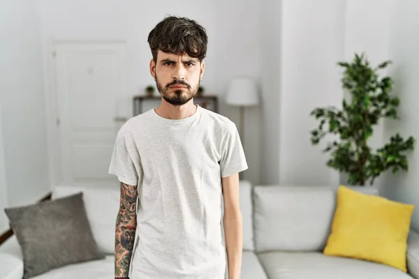 Homem Hispânico Com Barba Sala Estar Casa Cético Nervoso Franzindo — Fotografia de Stock