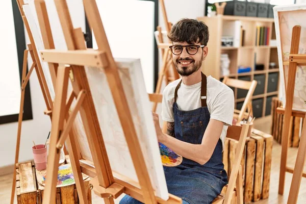 Resim Stüdyosunda Gülümseyen Genç Spanyol Sanatçı — Stok fotoğraf