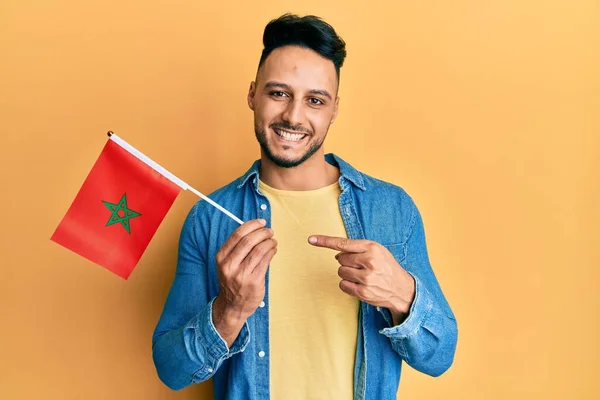 Jeune Homme Arabe Tenant Drapeau Marocain Souriant Heureux Pointant Avec — Photo