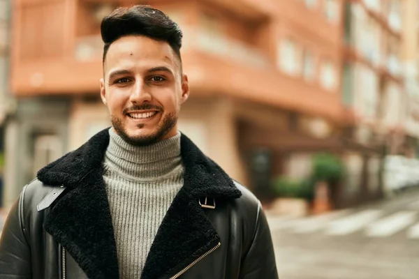 Νεαρός Άραβας Χαμογελά Χαρούμενος Στέκεται Στην Πόλη — Φωτογραφία Αρχείου