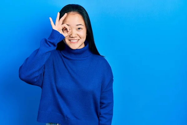 Young Chinese Girl Wearing Casual Clothes Doing Gesture Hand Smiling — Stock Photo, Image