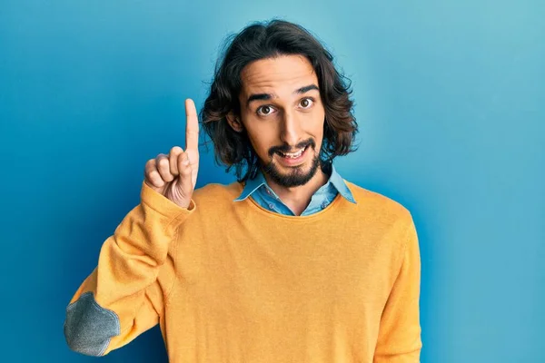 Joven Hombre Hispano Usando Ropa Casual Sonriendo Con Una Idea —  Fotos de Stock