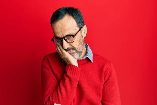 Homem Hispânico Meia Idade Vestindo Roupas Casuais Óculos Pensando Que — Fotografia de Stock
