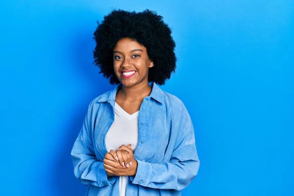 Ung Afrikansk Amerikansk Kvinna Klädd Avslappnade Kläder Med Händerna Tillsammans — Stockfoto