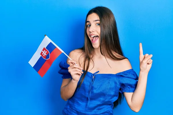 Ung Brunett Tonåring Som Håller Slovakiska Flaggan Leende Med Idé — Stockfoto