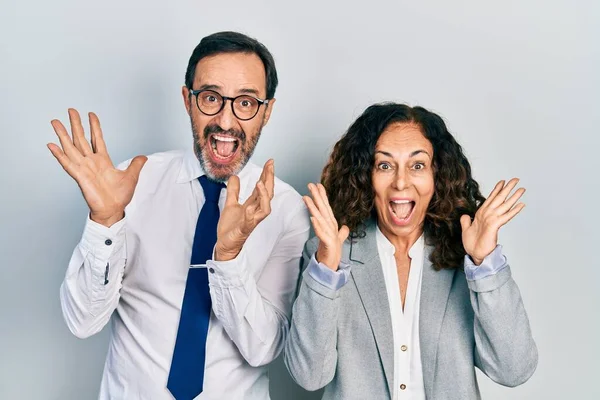 Medelålders Par Latinamerikanska Kvinna Och Man Bär Business Office Uniform — Stockfoto