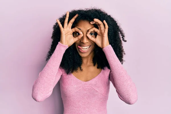 Африканская Американка Афроволосами Обычной Розовой Рубашке Делает Нормальный Жест Бинокль — стоковое фото
