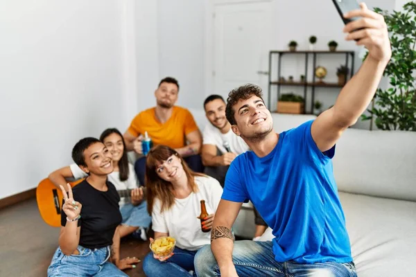 Gruppe Junger Freunde Auf Party Lächelnd Glücklich Selfie Mit Dem — Stockfoto