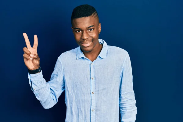 Fiatal Afro Amerikai Férfi Alkalmi Ruhában Mutatva Mutatva Kettes Számú — Stock Fotó